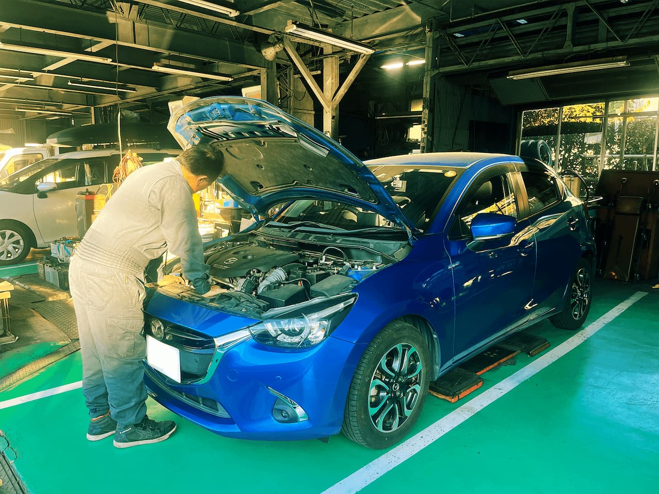 作業中の整備士